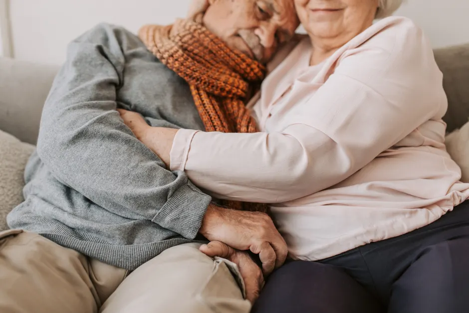 Toucher affectueux dans le couple : ce que les câlins disent et ce qu’ils ne prouvent pas An elderly couple sharing a heartfelt embrace, symbolizing love and companionship.