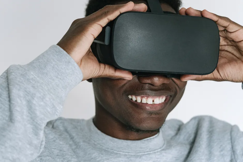 Anxiété et agoraphobie : ce que précisent les études de 2024 à 2026 Close-up of a smiling man wearing a VR headset indoors, immersed in gaming.