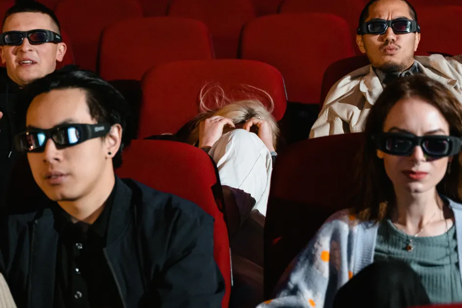 Célébrités et troubles alimentaires : ce que les récits publics montrent, et ce qu’ils cachent People wearing 3D glasses watch a film in a movie theater, displaying various expressions.