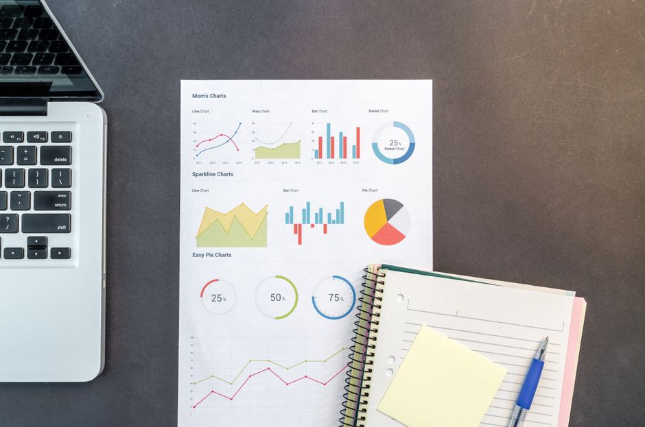 Autisme en hausse : ce que les diagnostics montrent, et ce qu’ils ne prouvent pas Top-down view of a desk with charts, a laptop, and notebooks, ideal for data analysis themes.