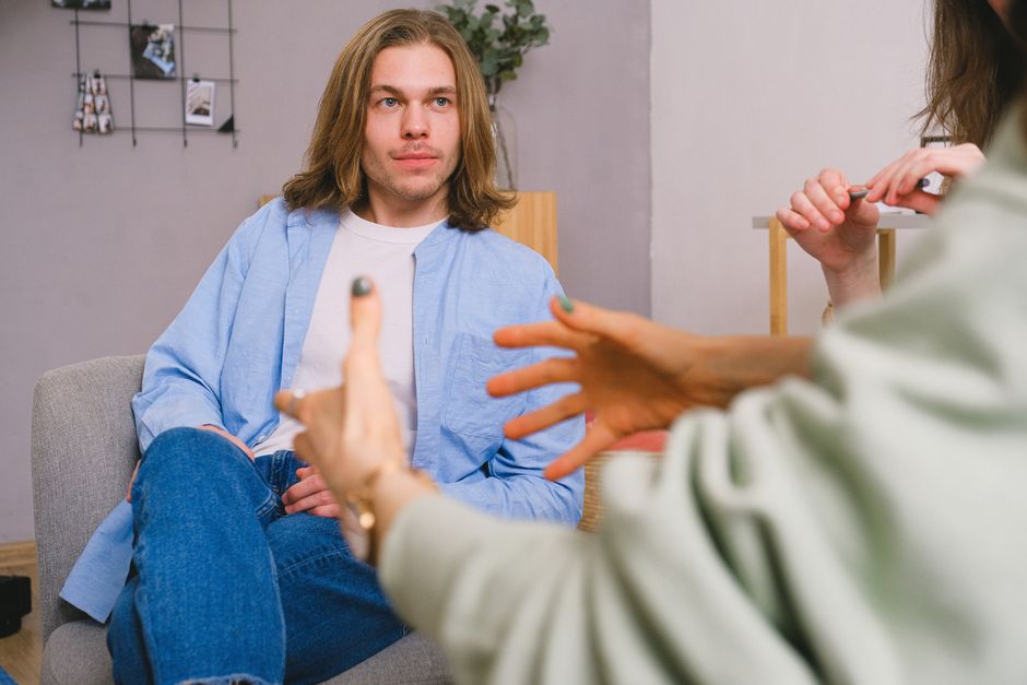 EMDR en 2026 : TSPT adulte, enfants et hyperphagie boulimique Unrecognizable therapist talking to male patient and anonymous partner during psychotherapy session in light office